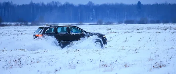 Geländewagen Driften Schneefeld Abenteuer Winter Geschwindigkeit Natur — Stockfoto