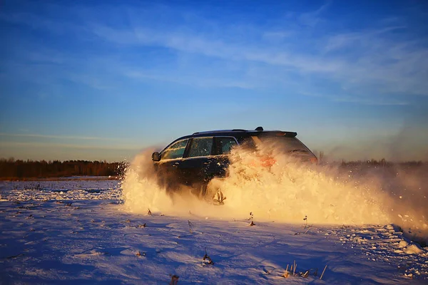 雪原でのオフロード車のドリフトアドベンチャー冬のスピード自然 — ストック写真