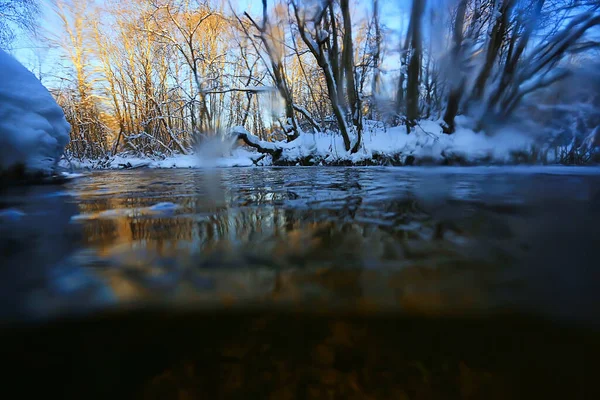 Peisaj Râu Iarnă Vedere Sezonieră Apă Zăpadă Pădure — Fotografie, imagine de stoc