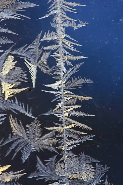 Frostmuster Auf Fensterglas Abstrakter Hintergrund Winterreifenschnee — Stockfoto