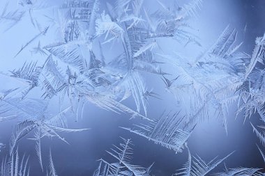 Pencere camındaki buz desenleri, soyut arka plan kış rime karı