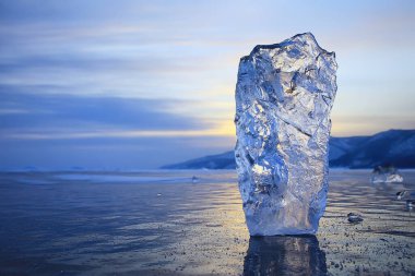 Buz üzerinde buz Baykal, doğa kış mevsimi kristal su şeffaf açık hava