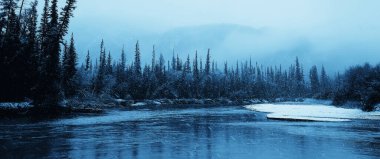 Dağlar karla kaplı altai manzarası, arka planda kar zirvesi manzarası