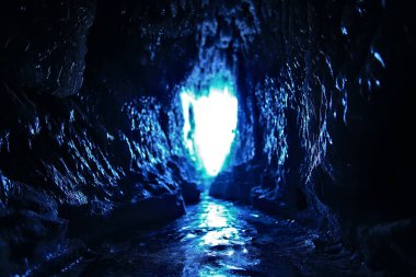 Buz mağarası kışı. Donmuş doğa manzarası.