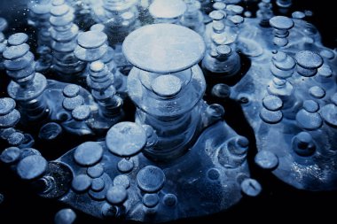 Buzun dokusu hava baloncukları gaz hidrojen sülfür kış arka planında