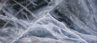 Buz dokusu Baykal 'ı çatlatıyor, soyut arkaplan kış buzu şeffaf mavi