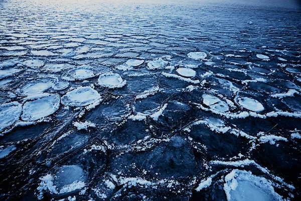 Congelamento Mar Gelo Redondo Pedaços Fundo Oceano Inverno Clima Costa — Fotografia de Stock