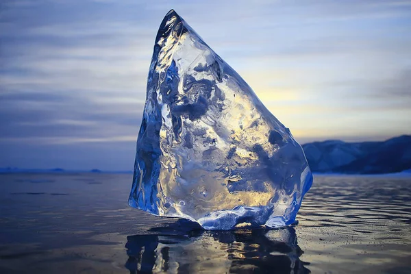 氷の上の氷のバイカル 自然の冬の季節クリスタル水透明屋外 — ストック写真