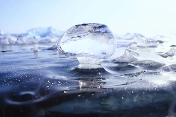 氷の上の氷のバイカル 自然の冬の季節クリスタル水透明屋外 — ストック写真