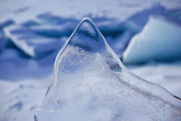 Pedazo Hielo Baikal Sobre Hielo Naturaleza Invierno Estación Agua Cristalina —  Fotos de Stock