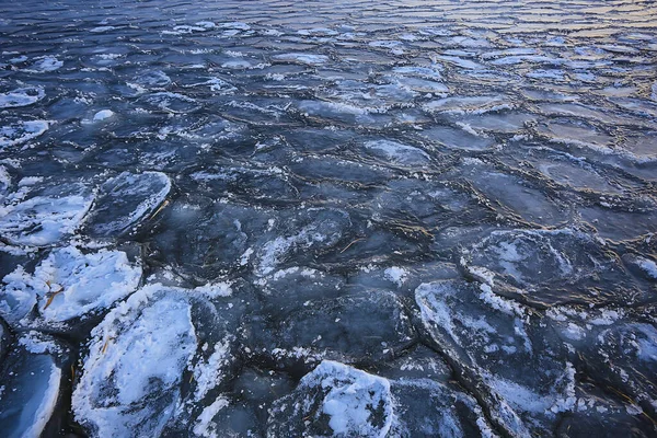 凍る海氷の丸い破片海の背景冬の気候の海岸 — ストック写真