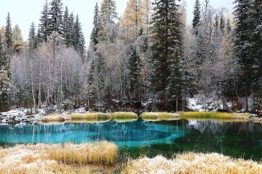 Gayzer mavisi Altai gölü kış manzarası, dağ gölü termal bahar