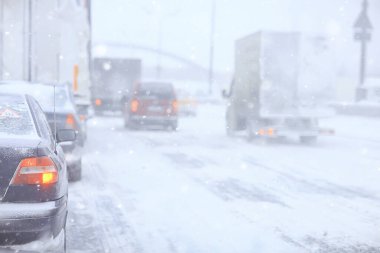 Kışın kentin trafik sıkışıklığında kar yağışı, mevsimlik kar yolu
