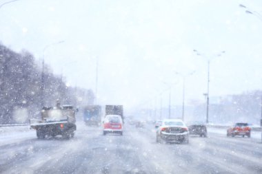 Kışın kentin trafik sıkışıklığında kar yağışı, mevsimlik kar yolu