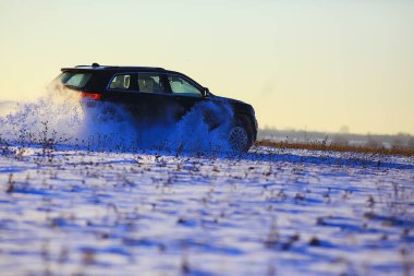 off-road aracı kar macerasında sürükleniyor kış hızı doğa