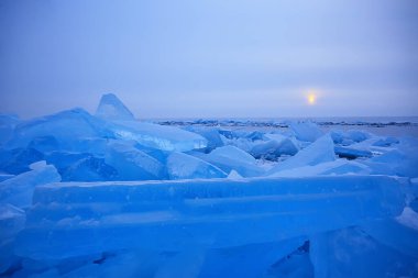 ezilmiş mavi buz Baykal kış arkaplanıyla dalga geçiyor