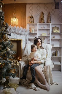 Anne ve oğlu noel stüdyosunda.