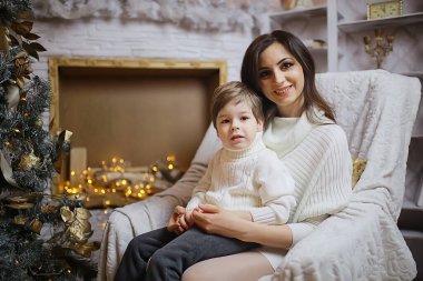 Anne ve oğlu noel stüdyosunda.