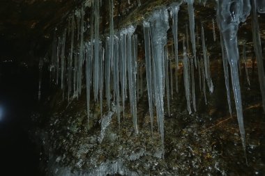 Buz mağarası kışı. Donmuş doğa manzarası.