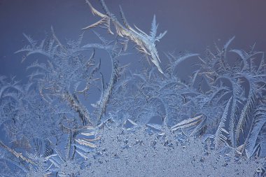 Pencere camındaki buz desenleri, soyut arka plan kış rime karı