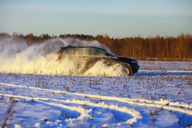 off-road aracı kar macerasında sürükleniyor kış hızı doğa