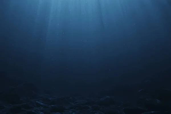 Ακτίνες Του Ήλιου Κάτω Από Μπλε Φόντο Του Ωκεανού Αφηρημένο — Φωτογραφία Αρχείου