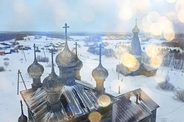Drewniany Kościół Zimowy Widok Góry Krajobraz Rosyjski Północnej Architektury — Zdjęcie stockowe