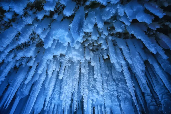 Buz Saçakları Arka Planda Mevsimlik Donmuş Açık Hava Çatısı — Stok fotoğraf