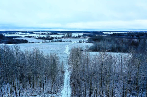 冬の道路上の景色霜の森の風景屋外 — ストック写真