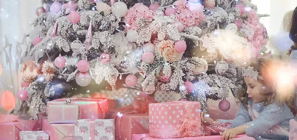 Chica Con Regalos Navidad Junto Árbol — Foto de Stock