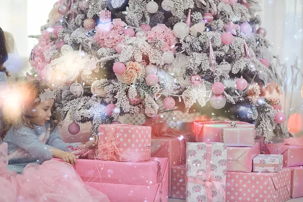 Menina Com Presentes Natal Pela Árvore — Fotografia de Stock