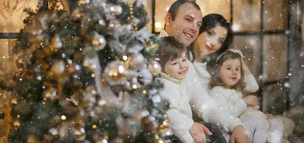 Rodina Malými Dětmi Nový Rok Strom Prosinec Dovolená Doma — Stock fotografie