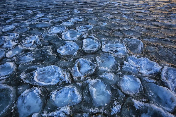 Mrożenie Morze Lód Okrągłe Kawałki Ocean Tło Zima Klimat Wybrzeże — Zdjęcie stockowe