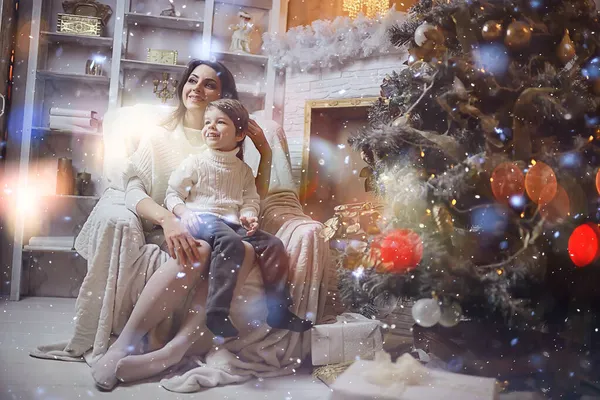Mutter Mit Sohn Weihnachtlichen Interieur Studio — Stockfoto