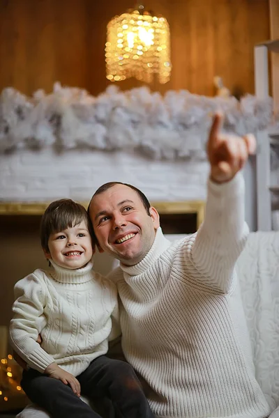 Padre Con Hijo Pequeño Estudio Interior Navidad — Foto de Stock