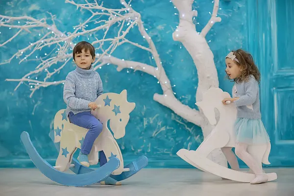 Hermano Pequeño Hermana Interior Del Año Nuevo Vacaciones Navidad Decoradas —  Fotos de Stock