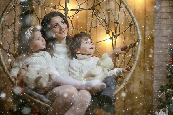 Familia Con Niños Pequeños Árbol Año Nuevo Vacaciones Diciembre Casa — Foto de Stock