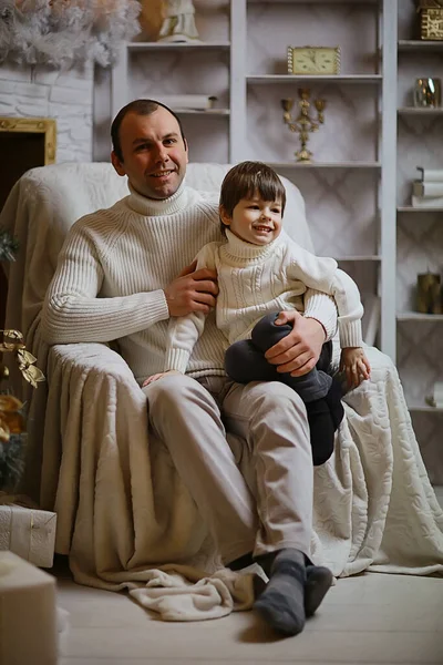 Padre Con Hijo Pequeño Estudio Interior Navidad —  Fotos de Stock