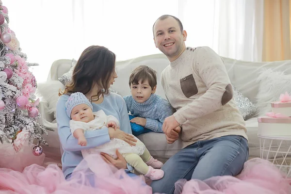 Familia Con Niños Pequeños Árbol Año Nuevo Vacaciones Diciembre Casa — Foto de Stock