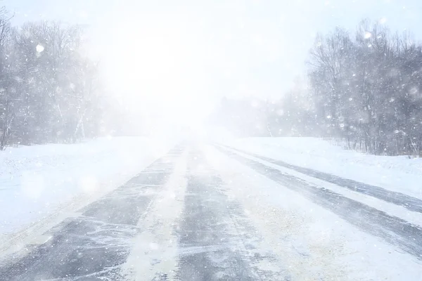Inverno Estrada Neve Queda Fundo Nevoeiro Visibilidade — Fotografia de Stock