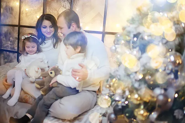 Rodina Malými Dětmi Nový Rok Strom Prosinec Dovolená Doma — Stock fotografie