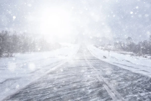 Inverno Estrada Neve Queda Fundo Nevoeiro Visibilidade — Fotografia de Stock