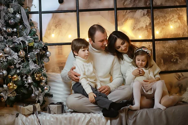 Familia Con Niños Pequeños Árbol Año Nuevo Vacaciones Diciembre Casa — Foto de Stock