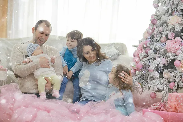 Familie Met Kleine Kinderen Nieuwjaarsboom December Vakantie Thuis — Stockfoto