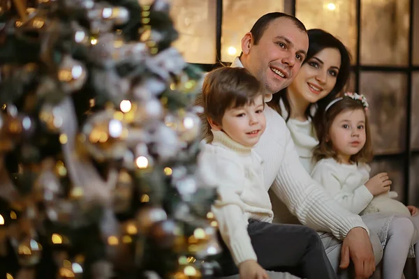 Família Com Crianças Pequenas Árvore Ano Novo Férias Dezembro Casa — Fotografia de Stock