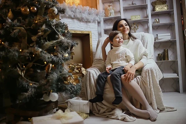 クリスマス インテリア スタジオの息子を持つお母さん — ストック写真