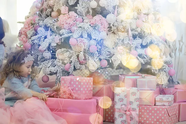 Dívka Vánoční Dárky Stromu — Stock fotografie