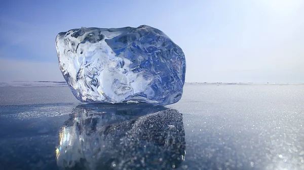 氷の上の氷のバイカル 自然の冬の季節クリスタル水透明屋外 — ストック写真
