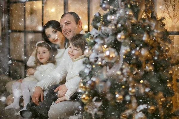 Familie Met Kleine Kinderen Nieuwjaarsboom December Vakantie Thuis — Stockfoto