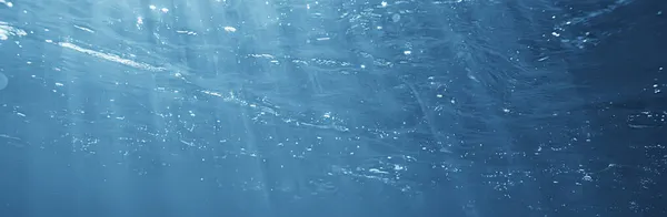 Napsugarak Víz Alatt Kék Óceán Háttér Elvont Napfény Víz Tapéta — Stock Fotó